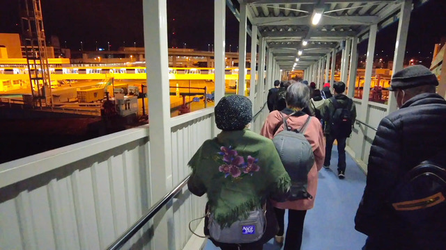 大阪南港で下船している様子