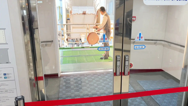 フェリーきたきゅうしゅうⅡの乗船口で銅羅を鳴らす乗務員