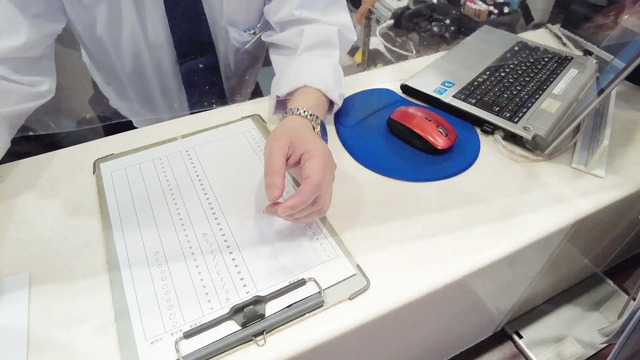 案内所でお正月セットを予約している様子