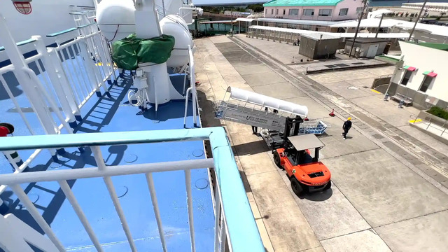 種子島・西之表港に停泊中のフェリー「プリンセスわかさ」に取り付けられたタラップ