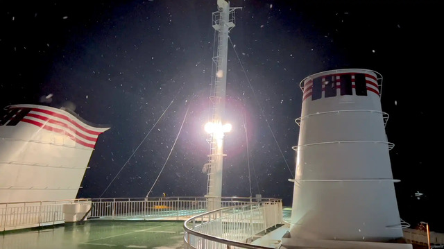 隠岐汽船フェリーくにがの屋外デッキに雪が舞っている様子