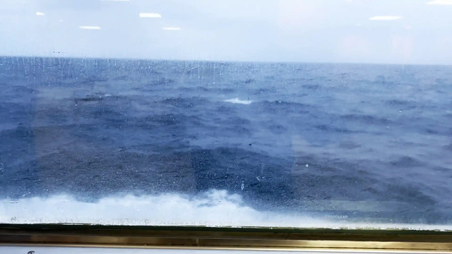 高波を進む隠岐の島町へ向かう隠岐汽船フェリーくにが