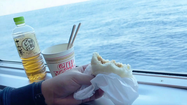 フェリーおき特等室（洋室）でカップ麺を食べる様子