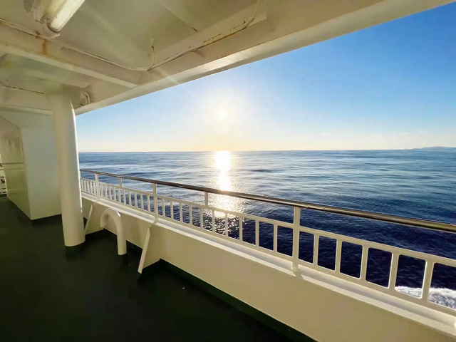 隠岐汽船フェリーくにが船内の展望デッキからの景色