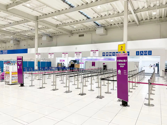 関西空港第二ターミナルのピーチアビエーションの手荷物カウンターの通路