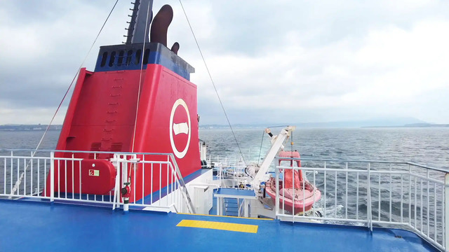 フェリー「プリンセスわかさ」のスカイデッキから望む鹿児島の陸地