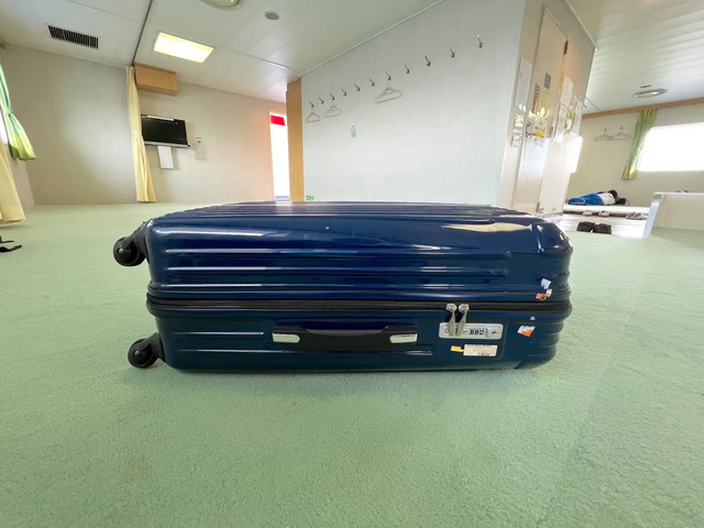 プリンセスわかさ船内の2等客室に置かれたスーツケース