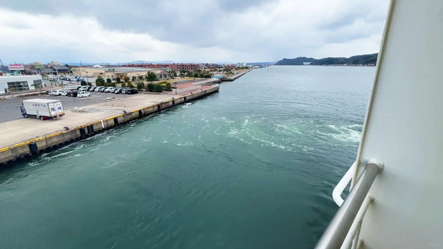 島根県境港を出港した隠岐汽船フェリーくにが