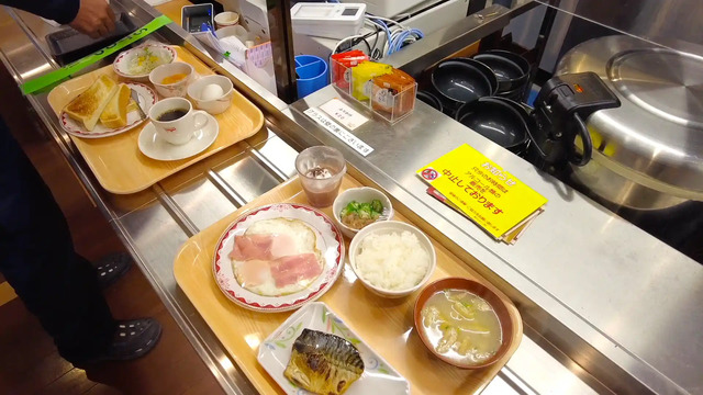 阪九フェリーせっつレストランで朝食を購入している様子