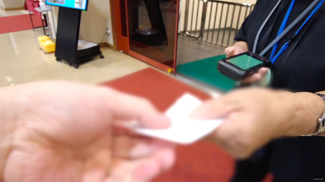 新門司港第1ターミナルの乗船口にいた係員に乗船券を渡す様子