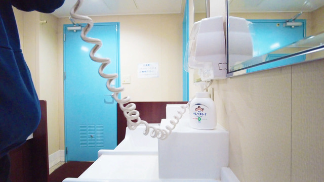 シャワールームで髪を乾かしている様子