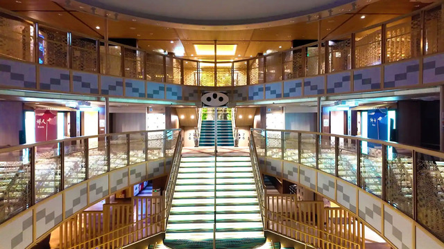 消灯されて暗くなったさんふらわあ くれないの中央エントランス