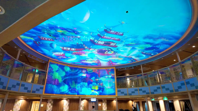 さんふらわあ くれないの中央エントランスの天井にあるプロジェクションマッピング