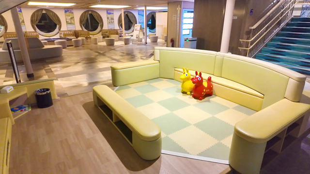 さんふらわあ くれないのキッズルームの前方