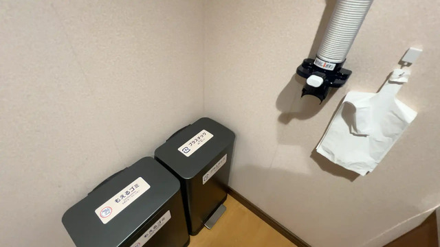 さんふらわあ くれないの給湯室に置かれた紙コップとゴミ箱