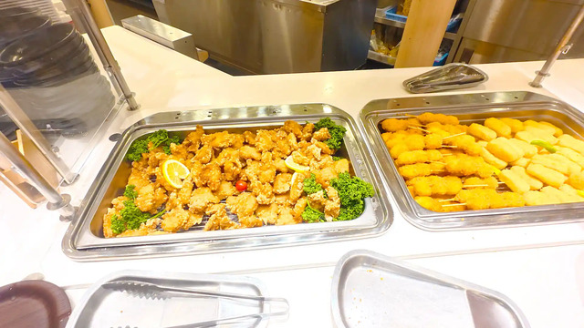 さんふらわあ くれないのレストランの揚げ物コーナー