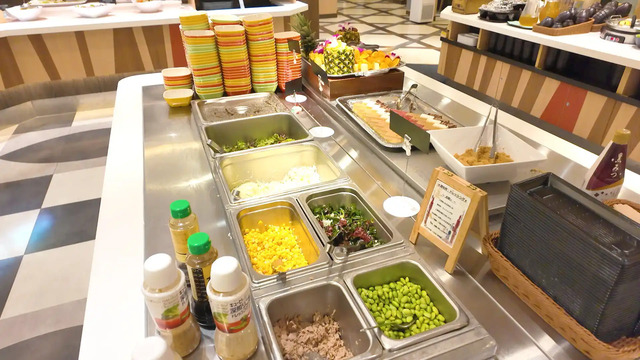 さんふらわあ くれないのレストランのサラダコーナー