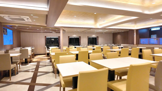 さんふらわあ くれないのレストランのテーブル座席前方