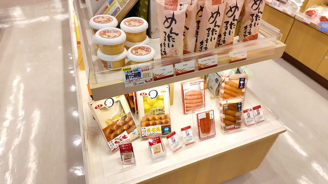 さんふらわあ くれないのショップに並ぶ福岡の明太子などのお土産