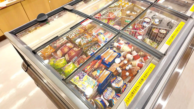 さんふらわあ くれないのショップ内にあるアイスクリーム入りの冷凍庫