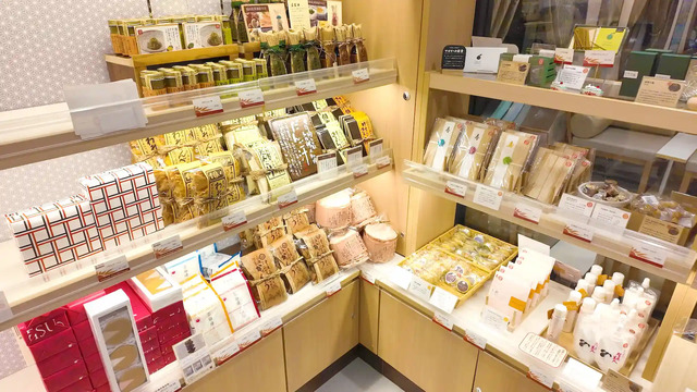 さんふらわあ くれないのショップに並ぶ大分のお土産品