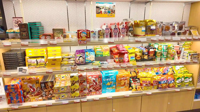 さんふらわあ くれないのショップに並ぶ関西土産とスナック菓子