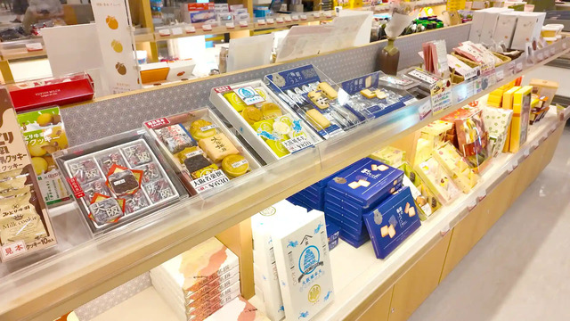 さんふらわあ くれないのショップに置かれた大阪のお土産品