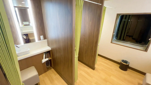 さんふらわあ くれないの浴室内にある個室タイプの洗面台