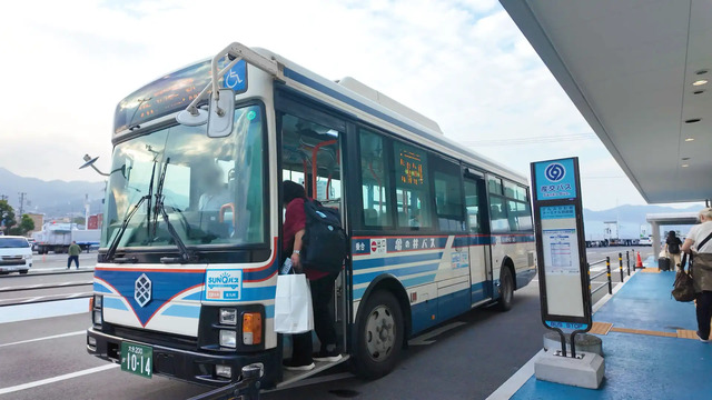 さんふらわあ別府フェリーターミナル前のバス停に停車している亀の井バス