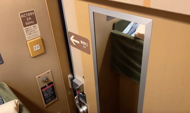 寝台特急サンライズ出雲号のB寝台ソロ個室の衣装鏡