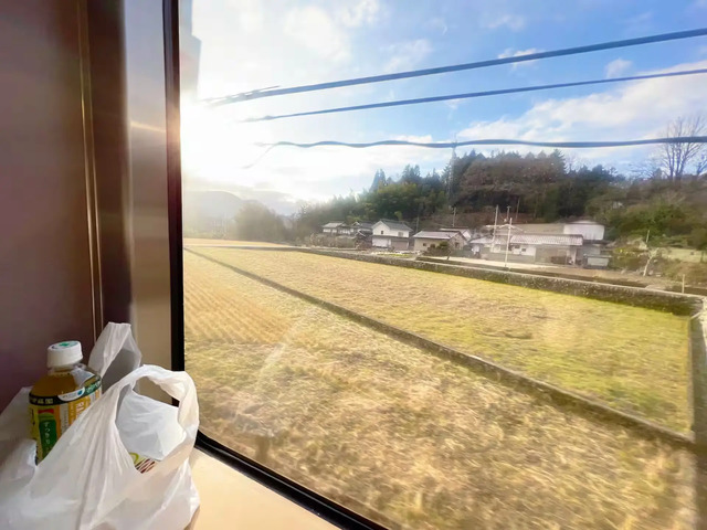 寝台特急サンライズ出雲号の車内のミニラウンジ内からの景色