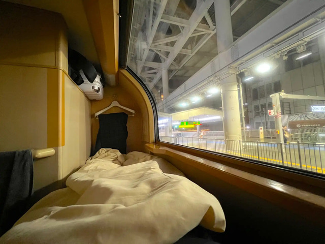 寝台特急サンライズ出雲号のソロ部屋から見える大阪駅