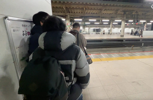 寝台特急サンライズ出雲を待っている乗客