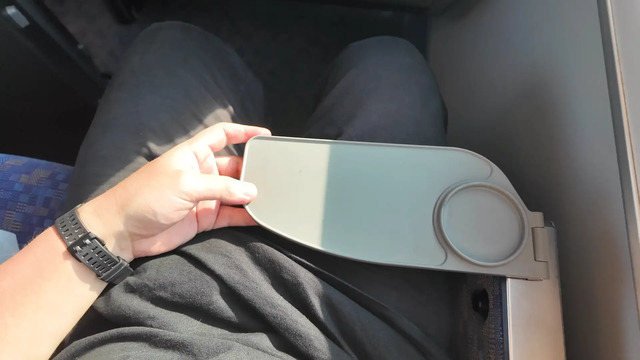 特急サンダーバードの普通座席の折りたたみミニテーブル