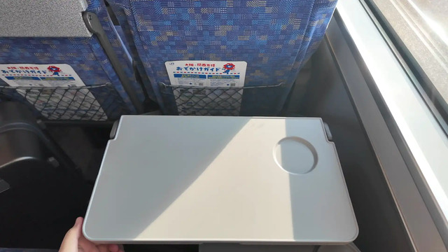 特急サンダーバードの普通座席の折りたたみテーブル