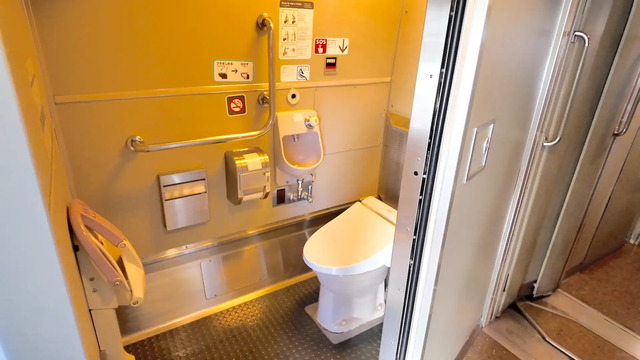 特急サンダーバードの身障害者用トイレ