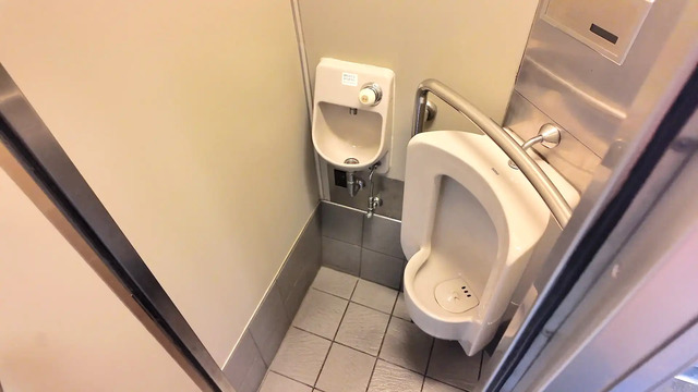 特急サンダーバードの男性用トイレ