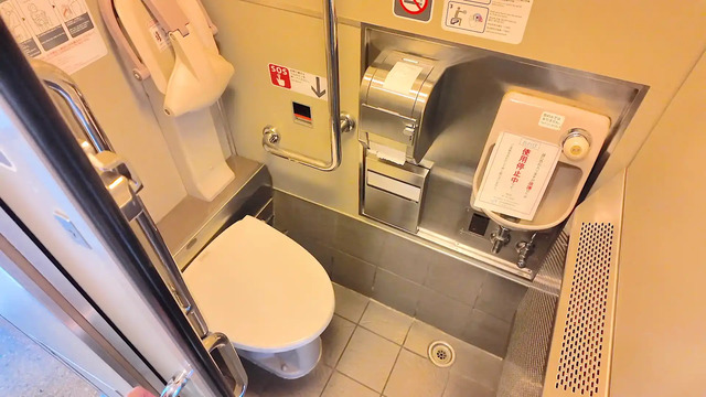 特急サンダーバードの共用トイレ