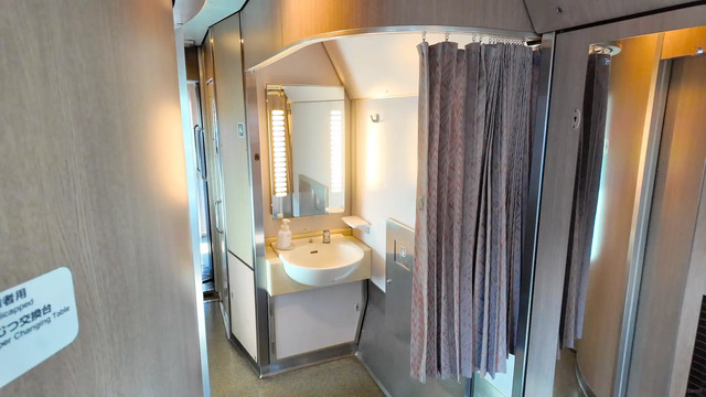 特急サンダーバードの車椅子向けの広い洗面台