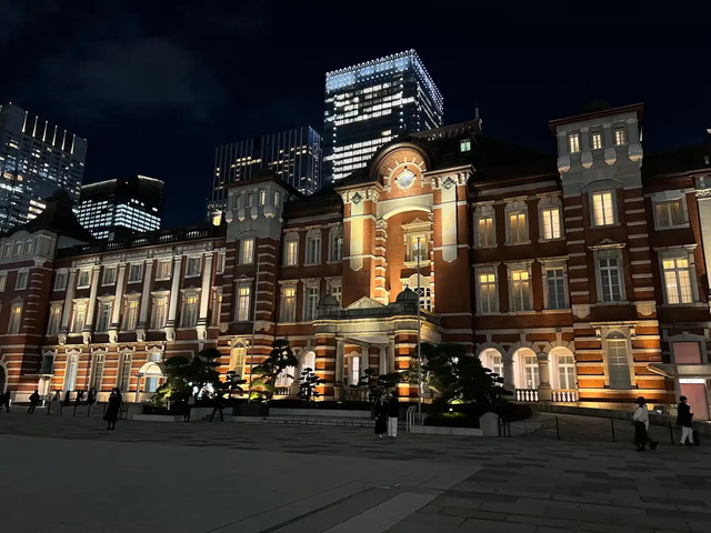 ライトアップされた夜の東京駅