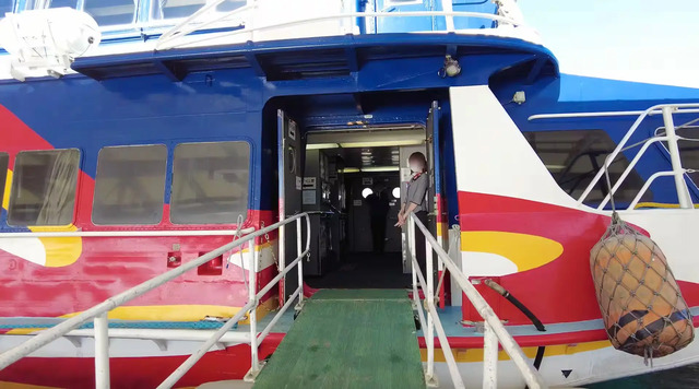 種子屋久高速船ロケット2の出入り口