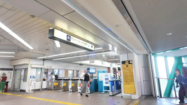 トレードセンター前駅の構内