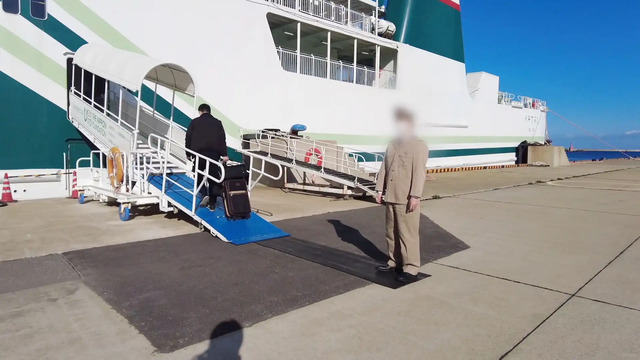 乗船券をもぎってもらう様子