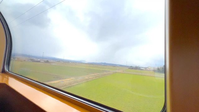 寝台特急サンライズ出雲号のソロ個室から見える米子市の畑