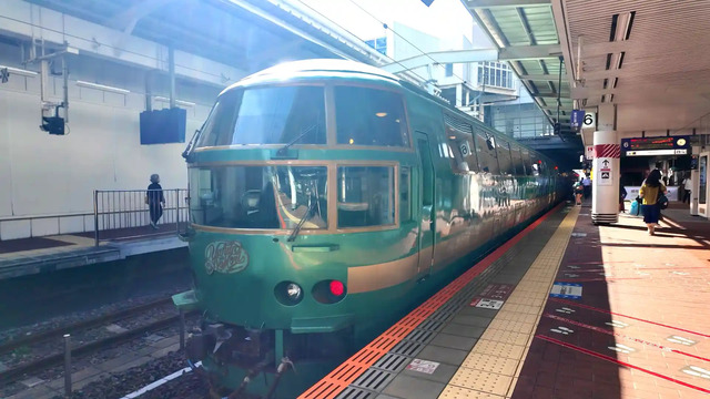 Yufuin no Mori No.3 arriving at Hakata Station