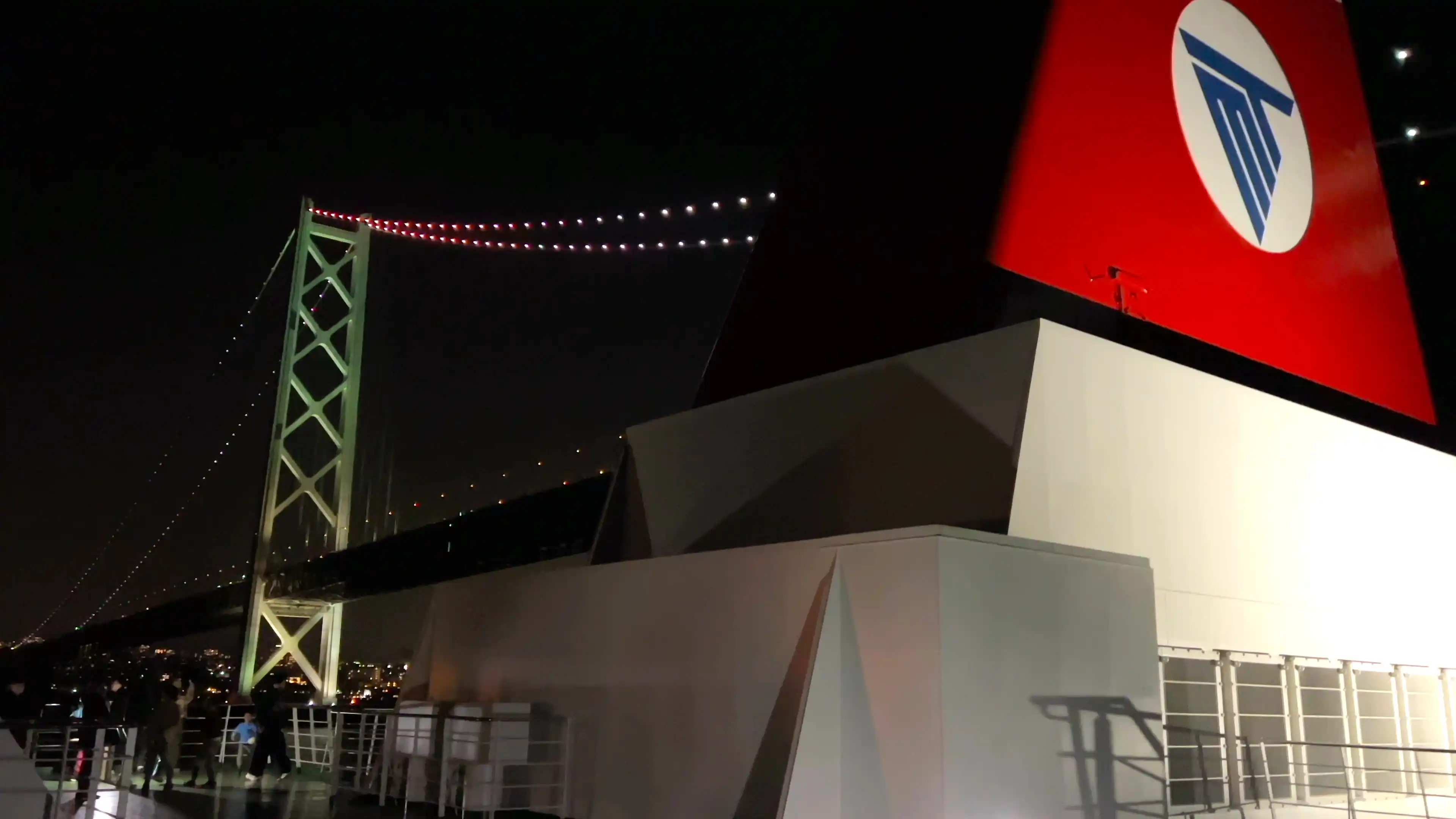 ライトアップされた明石海峡大橋