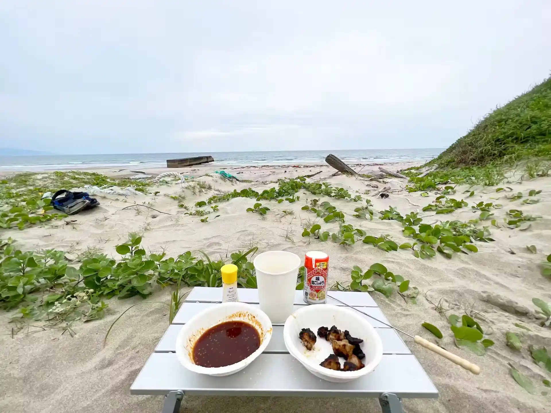 ダイソーのアルミライトテーブルを使って海で食事をしている