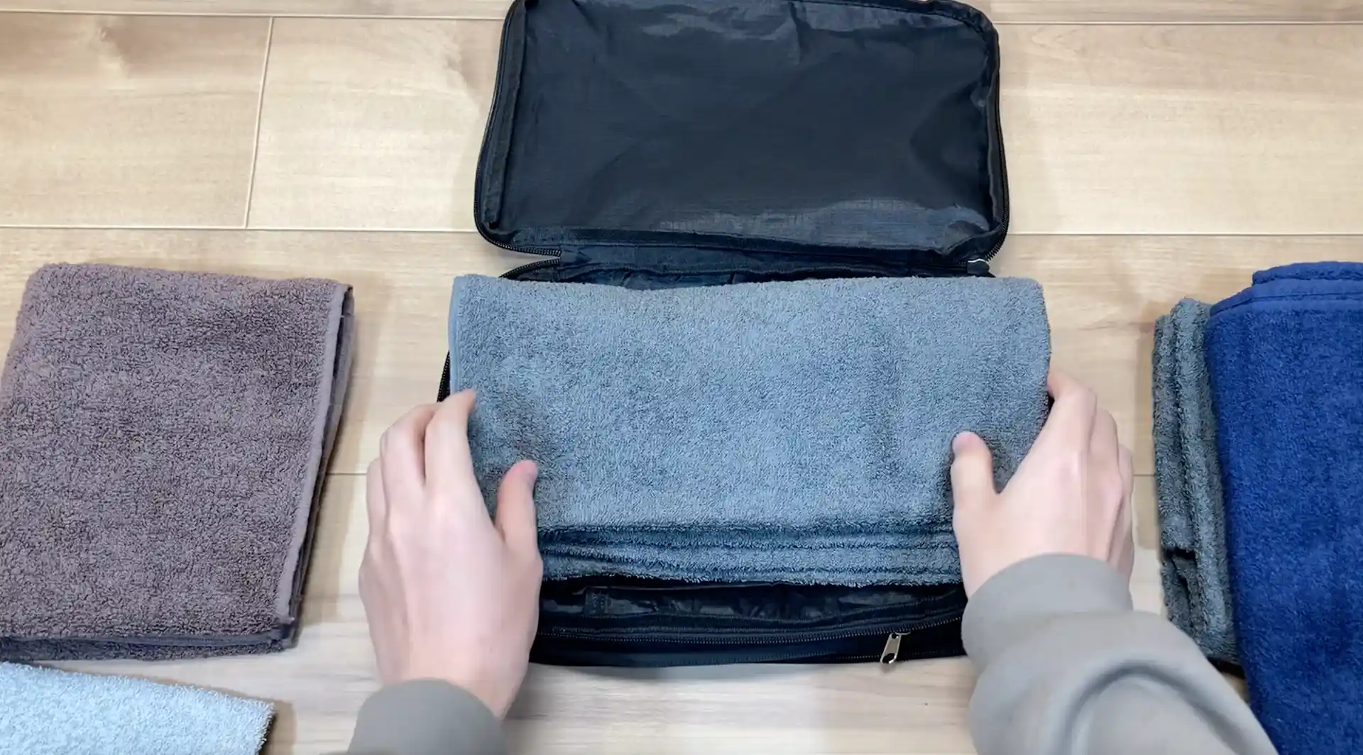 ダイソーのトラベル用圧縮バッグ01サイズにタオルを入れている様子