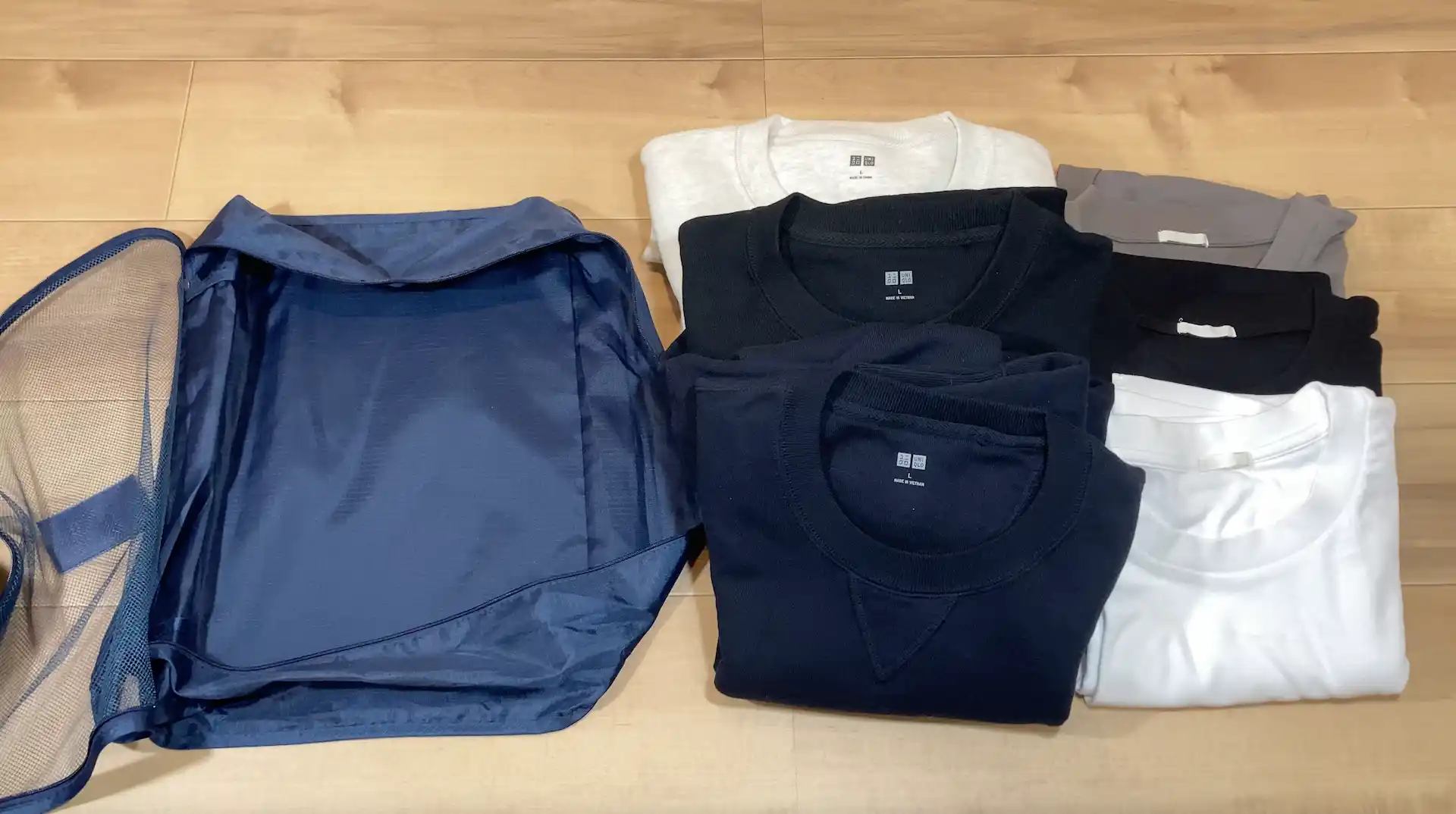 ダイソーのトラベル収納ケースセットに含まれていたメッシュケースLサイズと衣服
