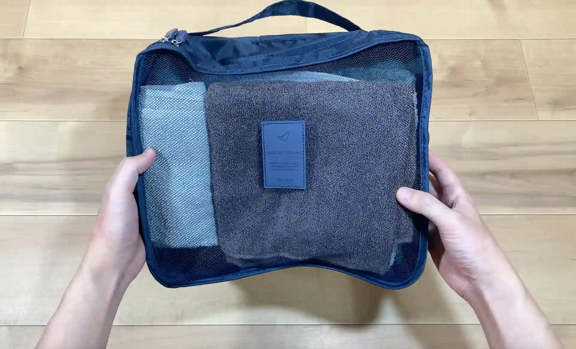 ダイソーのトラベル収納ケースセットに含まれていたMサイズのメッシュケースに衣服を収納した様子